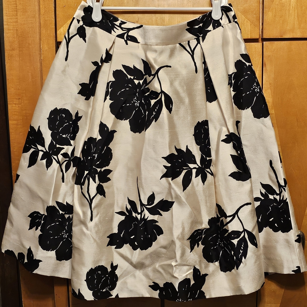 Elegant Black and Cream Floral Skirt, size 8